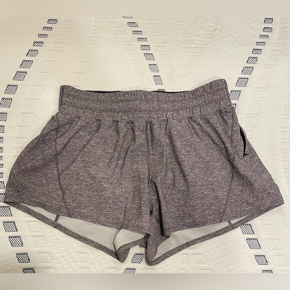 Lululemon Size 10 Hotty Hot Mid-Rise Lines Short 2.5”